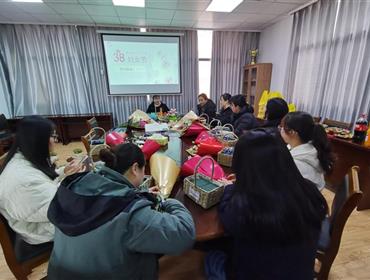 公司開展迎三八婦女節插花活動